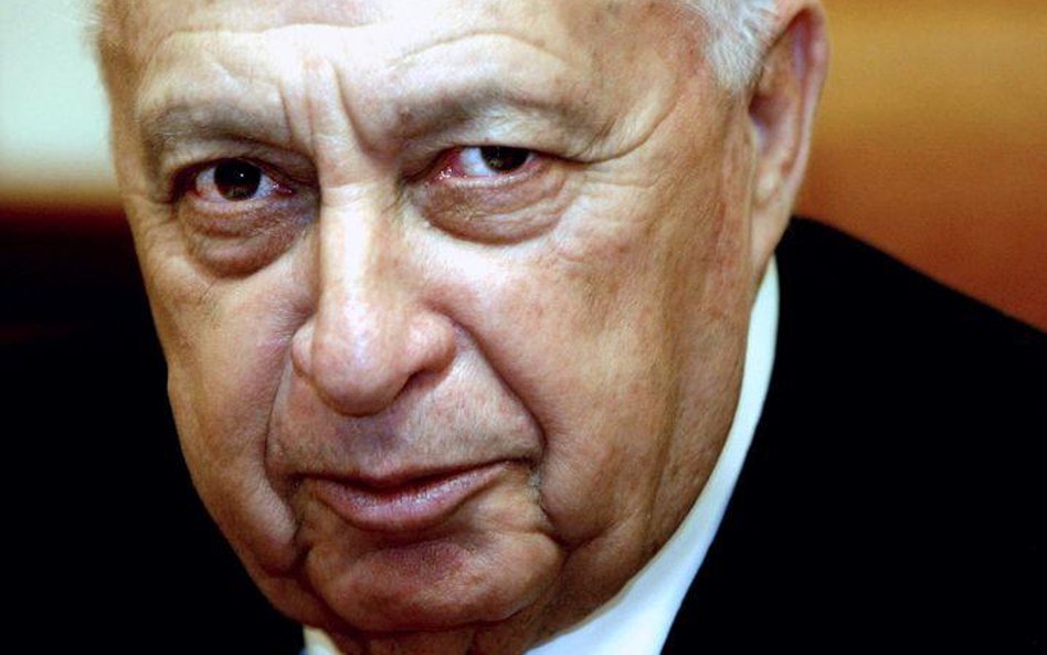 Ariel Szaron wrócił do domu, nadal jest w śpiączce