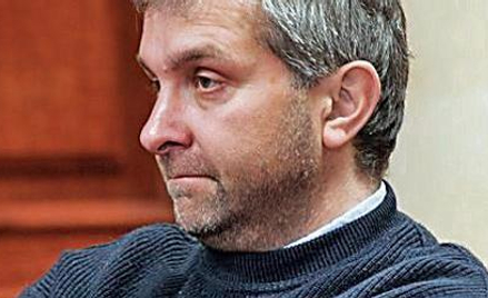Błyskotliwy finansista ze słabością do spisków