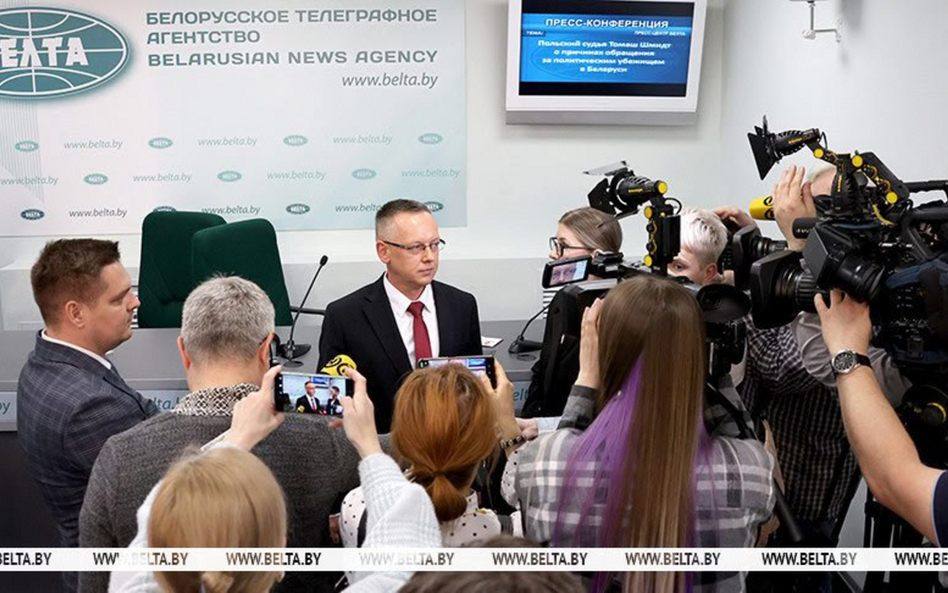 Tomasz Szmydt na konferencji prasowej w Mińsku