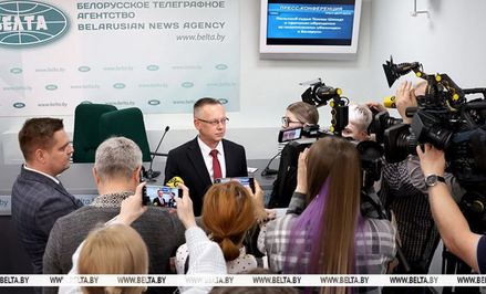 Tomasz Szmydt na konferencji prasowej w Mińsku.