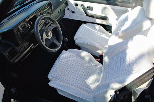 Wnętrze nie zdradza dojrzałego wieku tego 28-letniego samochodu.