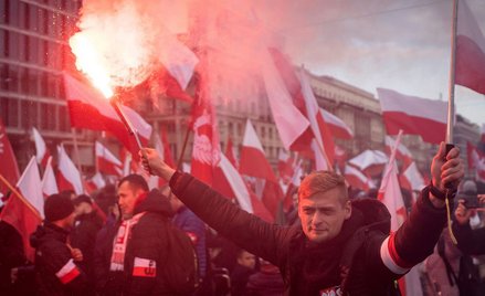 Niepodległość świętowana we mgle rac i osobno