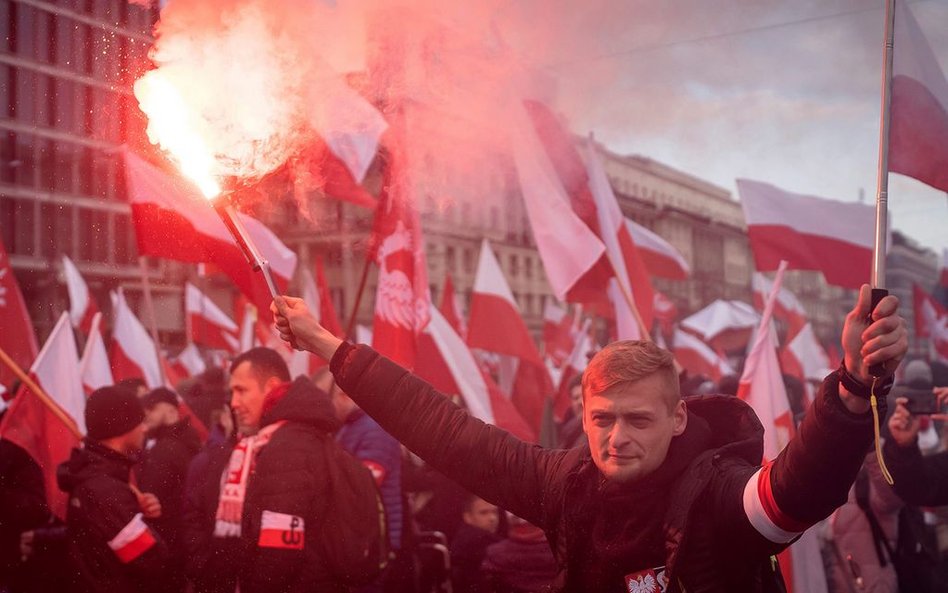 Niepodległość świętowana we mgle rac i osobno