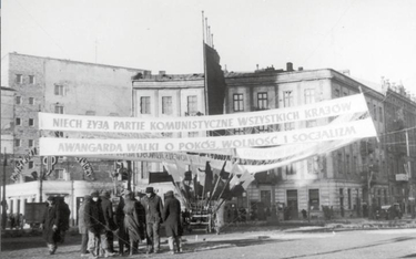 ?Warszawa, 15 grudnia 1948. Miasto przystrojone transparentami z okazji trwającego kongresu zjednocz