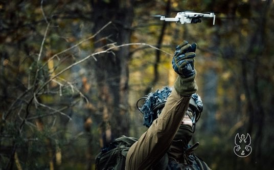 Niewielki drony odgrywają na współczesnym polu walki ważną rolę, zwiększając świadomość sytuacyjną w