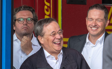 Kandydat na kanclerza Niemiec śmiał się podczas wizyty na terenach powodziowych. Przeprasza