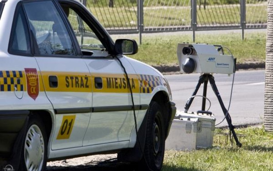 Czy straż miejska musi informować o kontroli fotoradarowej?