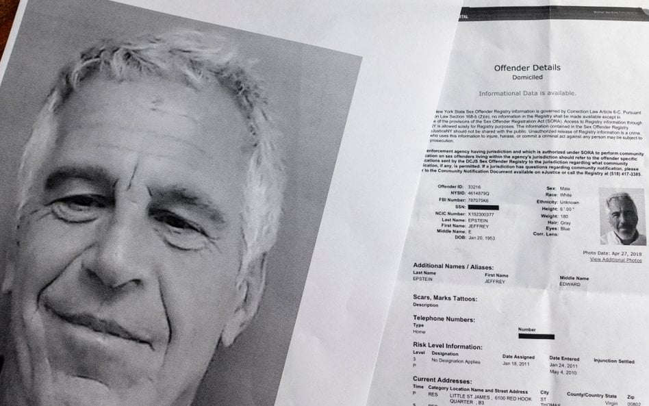 Jeffrey Epstein – nieżyjącego amerykański finansista, oskarżony o handel seksualny.
