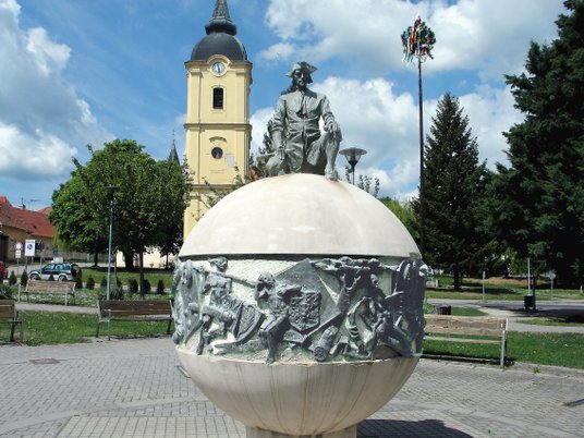 Pomnik we Vrbovém, gdzie urodził się Maurycy Beniowski (1746–1786)