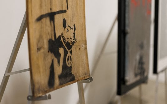 RAT to anagram słowa ART. Tak jak masowo atakują miasto szczury, tak sztuka również rozlewa się na u