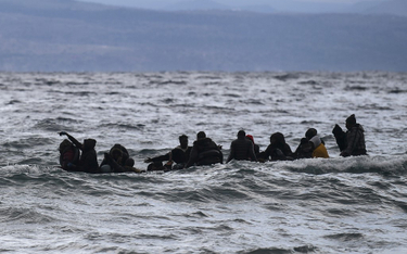 Grecka straż przybrzeżna strzela do łodzi migrantów