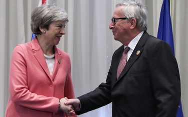 Ministrowie stawiają May warunek: Zrezygnuj z twardego brexitu