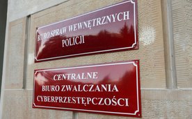 Mężczyzna policjantów Centralnego Biura Zwalczania Cyberprzestępczości