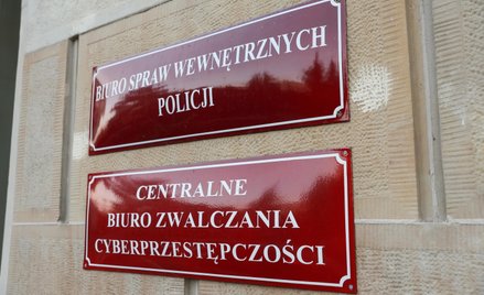 Mężczyzna policjantów Centralnego Biura Zwalczania Cyberprzestępczości