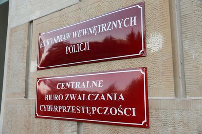 Mężczyzna policjantów Centralnego Biura Zwalczania Cyberprzestępczości