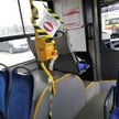 W komunikacji miejskiej zdarzają się przypadki - jak tu w Warszawie -zrywania taśm oddzielających st