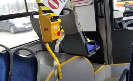 W komunikacji miejskiej zdarzają się przypadki - jak tu w Warszawie -zrywania taśm oddzielających st