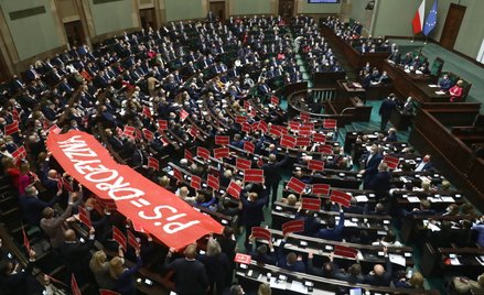 Posłowie na sali obrad w Sejmie