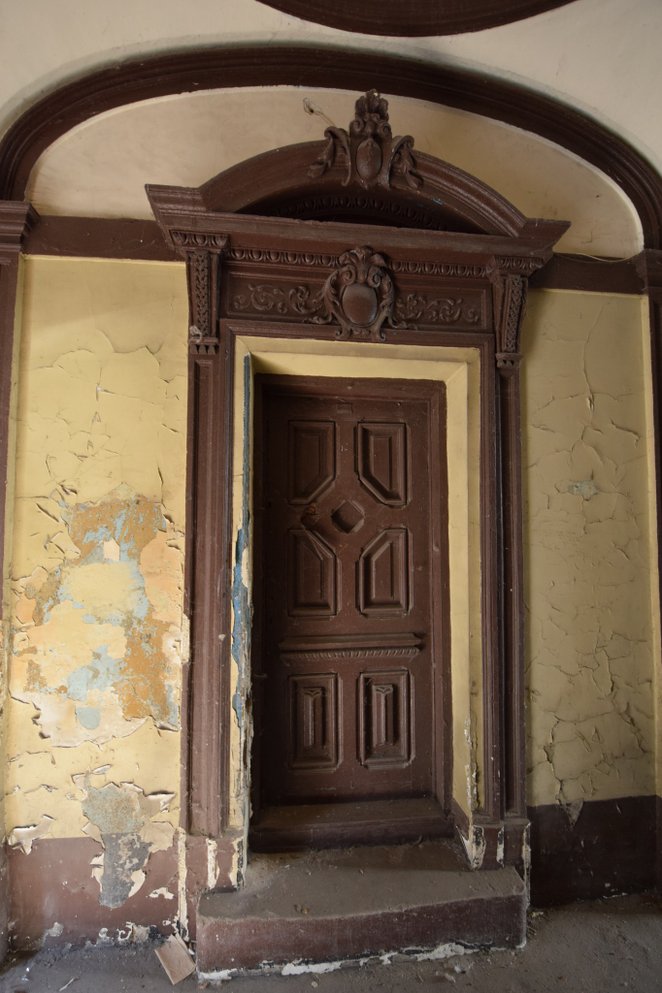 Oryginalne wykończenie drzwi i ich portalu w bramie kamienicy przy ulicy Chmielnej 130