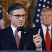 Spiker Izby Reprezentantów Mike Johnson. Na dalszym planie Donald Trump