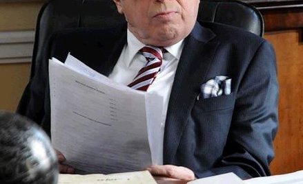 Jako prokurator Kostrzewa znakomitą kreację stworzył Janusz Gajos