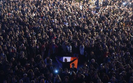 17 listopada, Francja. Mieszkańcy Tuluzy oddają hołd ofiarom piątkowego zamachu w Paryżu.