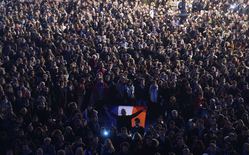 17 listopada, Francja. Mieszkańcy Tuluzy oddają hołd ofiarom piątkowego zamachu w Paryżu.
