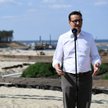 Premier Mateusz Morawiecki podczas wizyty na terenie przekopu Mierzei Wiślanej w Skowronkach, lipiec