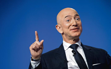 Jeff Bezos założyciel Amazona z wizerunkiem gdzieś pomiędzy ekscentrycznym geniuszem a bondowskim zł
