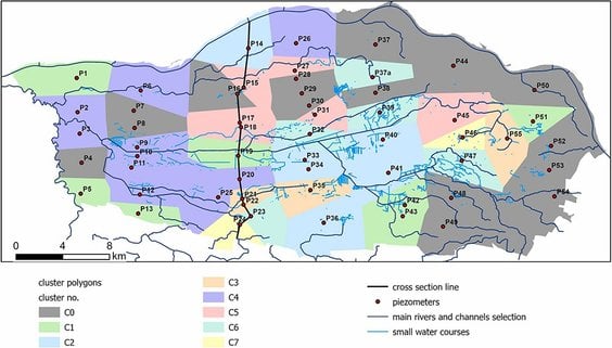 Przestrzenny rozkład klastrów reakcji wód podziemnych na suszę (C0–C7) nałożony na lokalizacje piezo