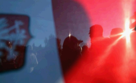 Flaga biało-czerwona pojawia się ?w rękach i na balkonach Polaków, gdy coś mocno poruszy ?ich emocje