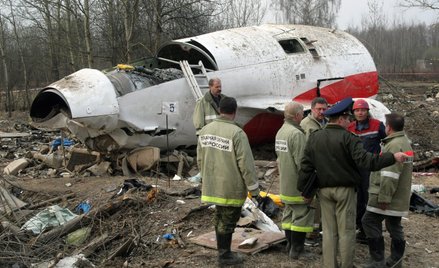 Rosjanie pracujący na miejscu katastrofy polskiego samolotu rządowego pod Smoleńskiem w 2010 r.