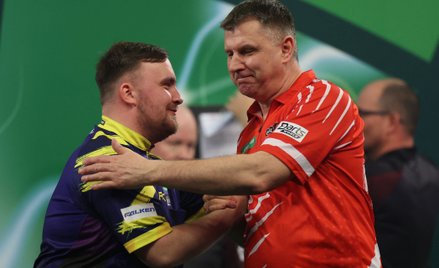 Krzysztof Ratajski (po prawej) żegna się z mistrzostwami świata w darcie w ćwierćfinale