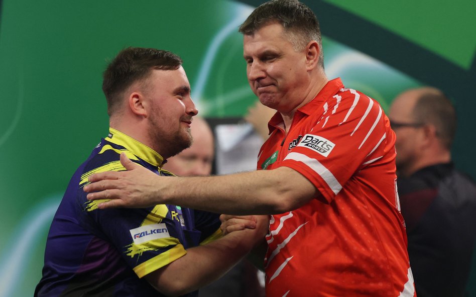 Krzysztof Ratajski (po prawej) żegna się z mistrzostwami świata w darcie w ćwierćfinale