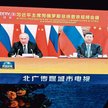 Na ekranie w centrum Pekinu: Władimir Putin i Xi Jinping w trakcie wirtualnego spotkania