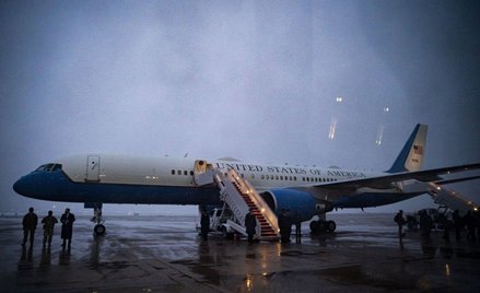 Obecne  samoloty Air Force One miały zostać zastapione nowymi Boeingami w 2024 roku