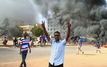 Uczestnicy demonstracji w Chartumie