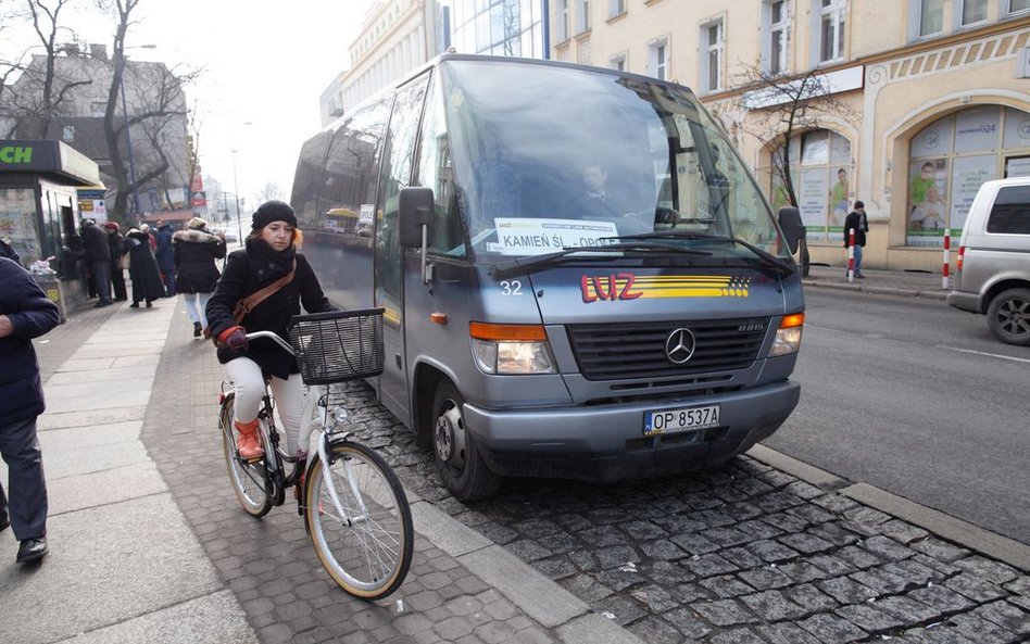Opłat za przystanki nie można różnicować w zależności od wielkości autobusu.
