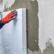 Samorządowe inwestycje prowadzone w czasie wakacji w szkołach obejmują często docieplanie ścian