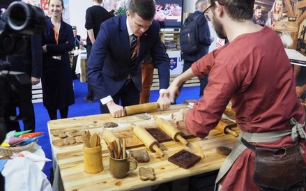 Na koniec minister Witold Bańka przygotował własnoręcznie piernik.