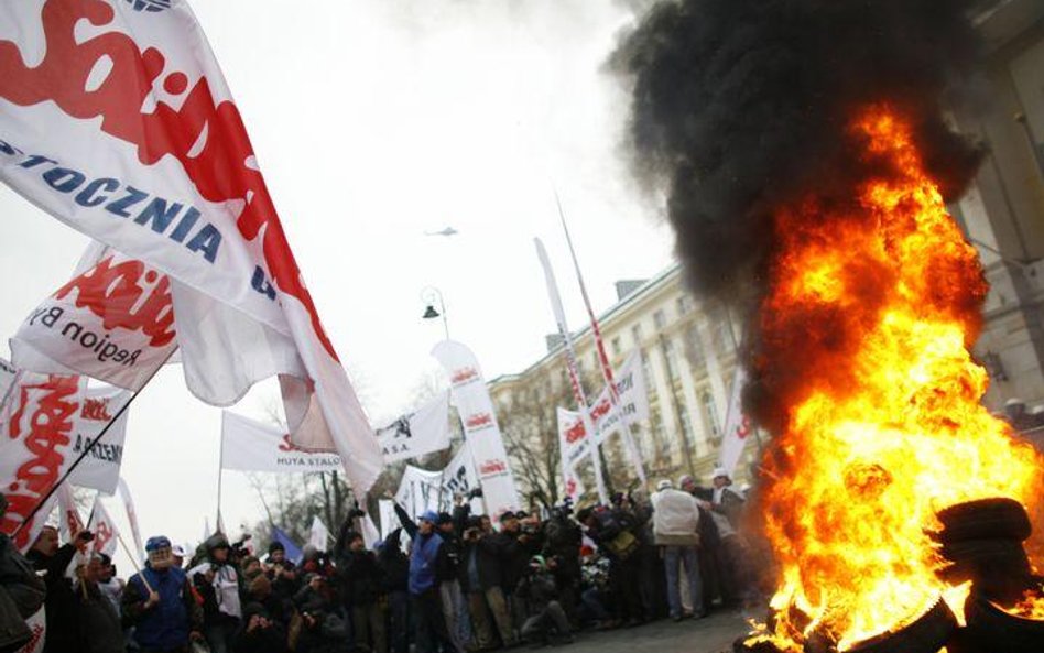 Manifestacja związkowców z "Solidarności" pod Kancelarią Prezesa Rady Ministrów