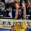 Mikko Oivanen (z prawej) próbuje się przedrzeć przez blok Dawida Murka i Marcina Możdżonka. Resovia 