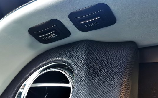 Drzwi można zamknąć przyciskiem ukrytym na desce rozdzielczej