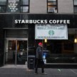Starbucks wznawia pracę. Otworzy większość kawiarni w USA