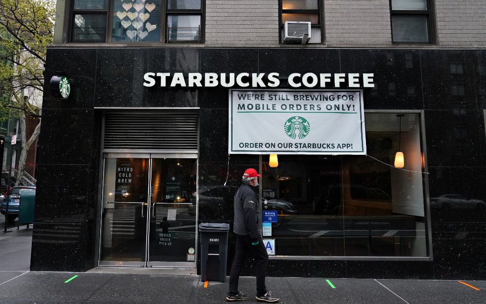 Starbucks wznawia pracę. Otworzy większość kawiarni w USA