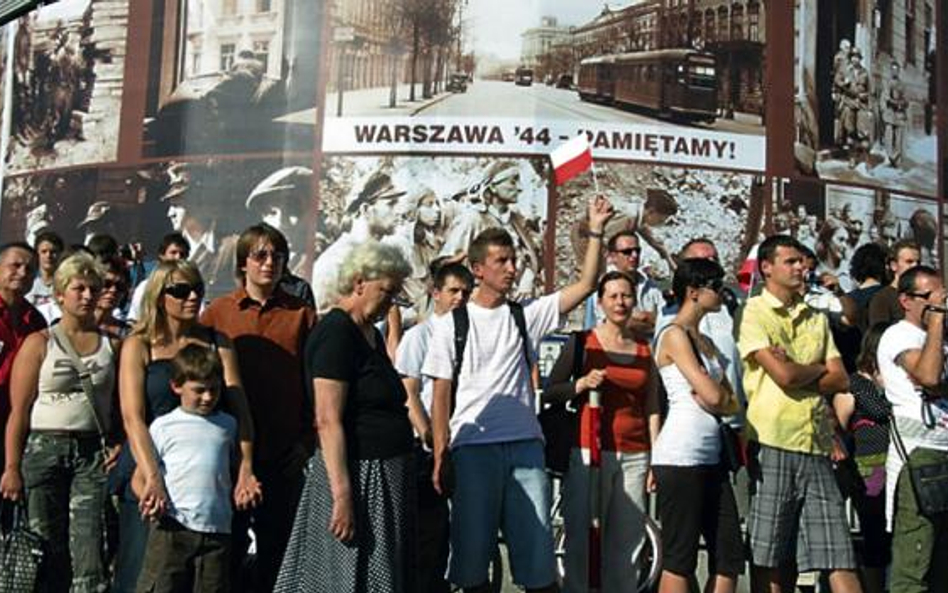 Warszawiacy co roku coraz tłumniej 1 sierpnia o godz. 17 zatrzymują się w centrum miasta