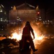 Demonstranci podpalają śmieci na ulicach Paryża
