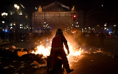 Demonstranci podpalają śmieci na ulicach Paryża