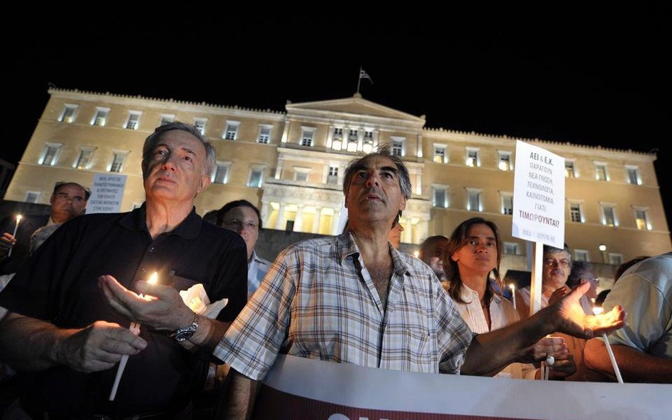 Ludzie protestujący na ulicach przeciwko cięciom budżetowym