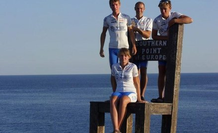 Członkowie Tynieckiej Grupy Rowerowej odwiedzają krańce Europy. Na zdjęciu podczas wyprawy na wyspę 